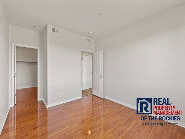 Building Photo - Bright 2 Bed 1 Bath Condo in a Great Location!