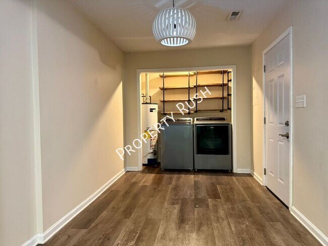 Building Photo - 1110 Fernway Cir