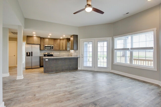 Building Photo - 127 Riverbend Dr