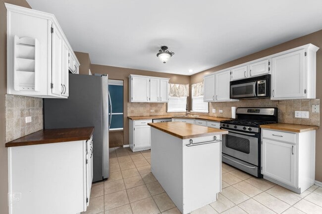 Building Photo - Aurora Four Bedroom Home with Fenced Yard ...