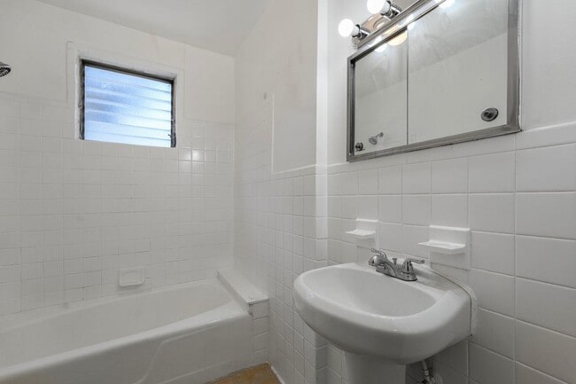 Building Photo - Spacious 6BR/1.5BA Row home