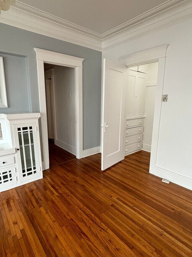 Building Photo - Beautiful 2 Bedroom 1 Bath available now in Long Beach