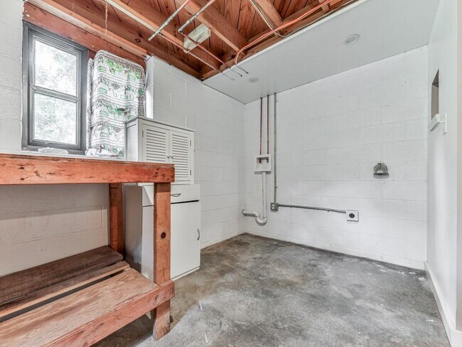 Building Photo - 5480 Burgess Dr