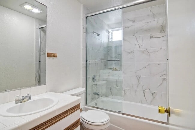 Building Photo - Cute 2 Bedroom Condo Steps Away from Endle...