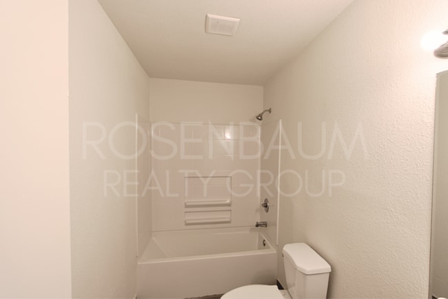 Building Photo - Charming 2-bedrooms, 1-bath home in the he...