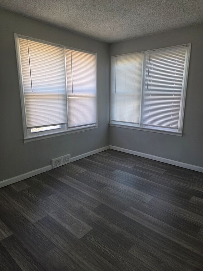 Building Photo - 4 Bed 1 Bath - NEW TO MARKET