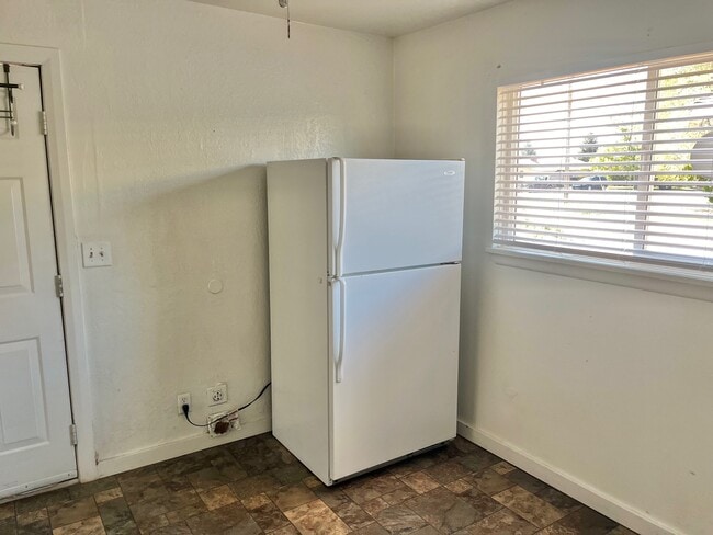 Building Photo - 610 S 200 E