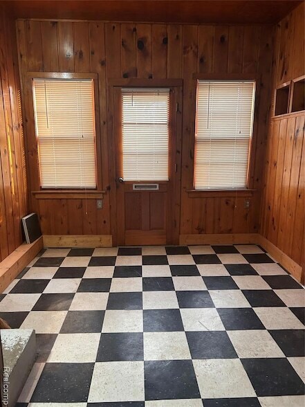 Building Photo - 1136 W Rowland St