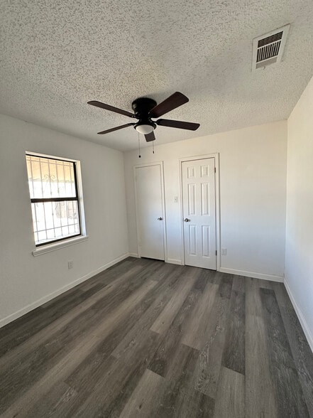 Building Photo - 302 E 18th St