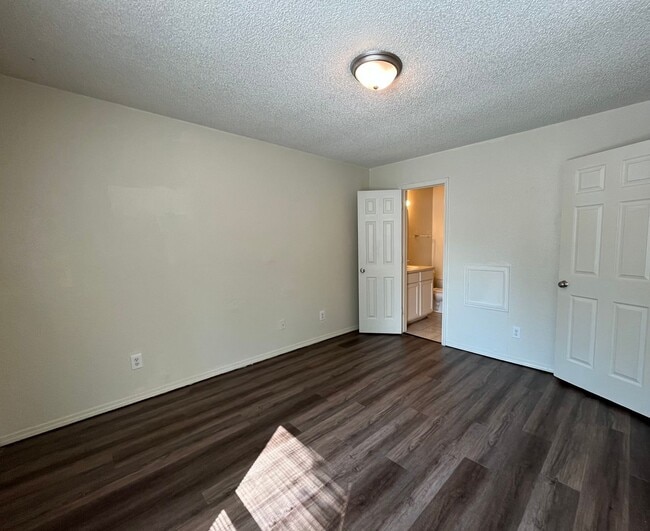 Building Photo - 3 Bedroom duplex!!