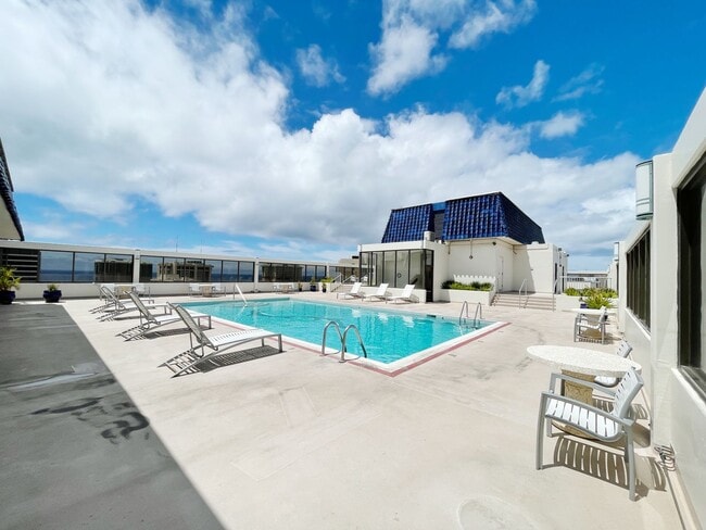 Building Photo - Fully Furnished Waikiki Studio with Centra...