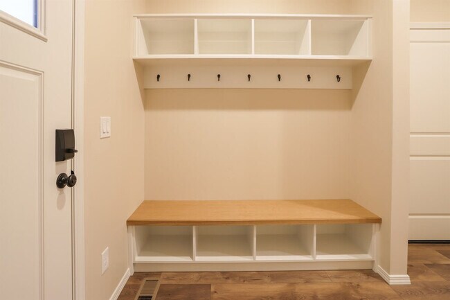 Building Photo - 717 E Elgin St