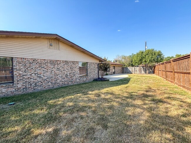 Building Photo - 610 Creek Dr