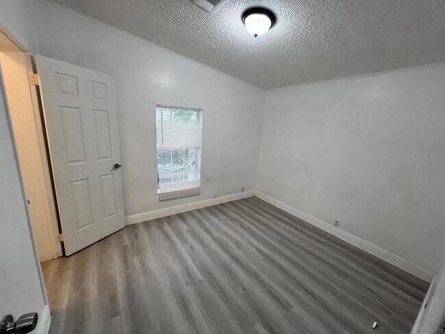 Building Photo - 825 SW 6th Ave