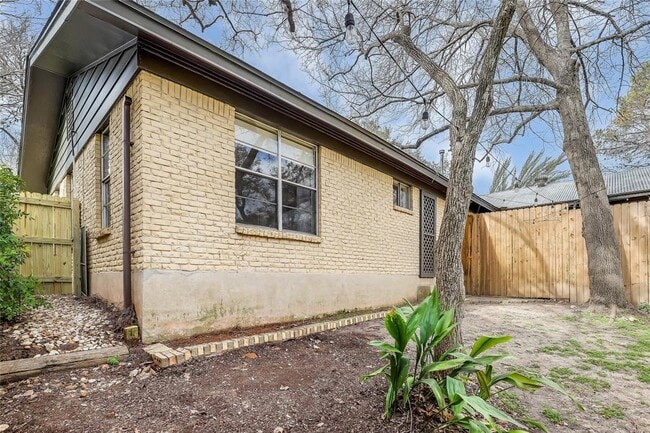 Building Photo - 1612 Elmhurst Dr