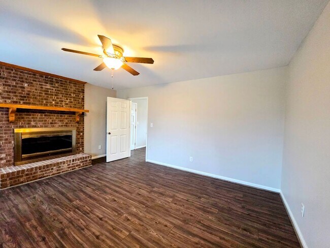 Building Photo - 3 Bedroom Brick Home Easley, SC