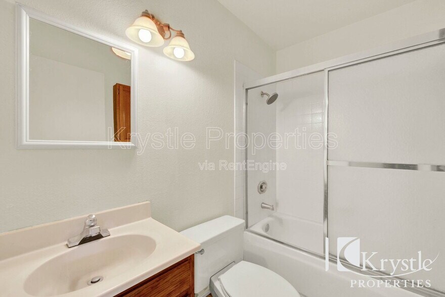 Building Photo - 1398 Hale St