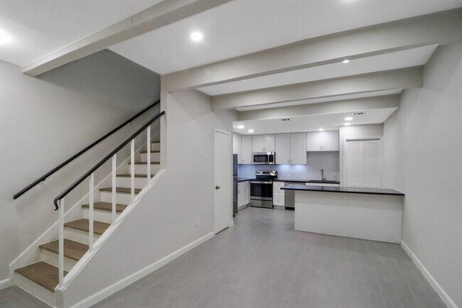 Building Photo - 5929 Queensloch Dr