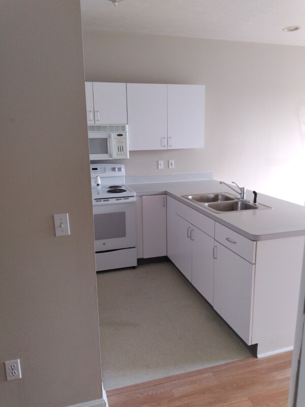 Building Photo - 140 Middle Ave