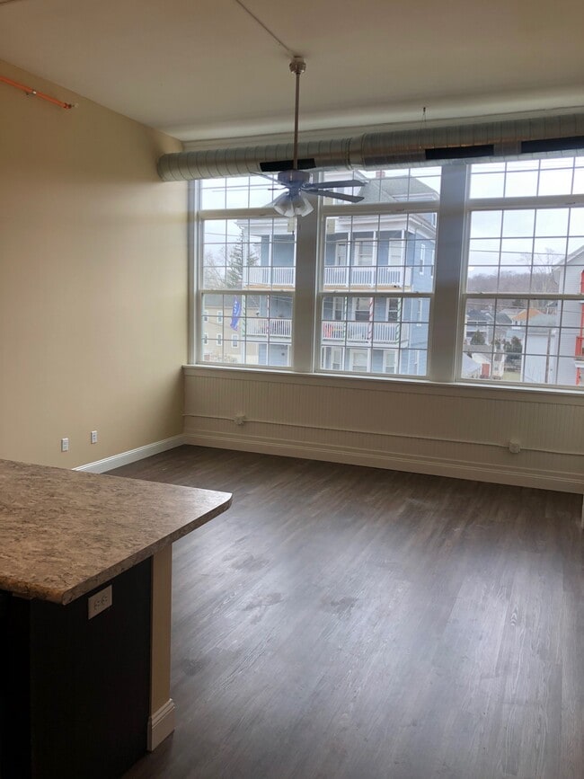 Building Photo - 65 5th Ave