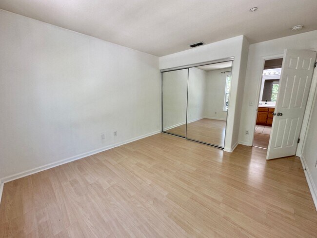Building Photo - Hamilton 3+bd/2.5bth Townhome w/Den