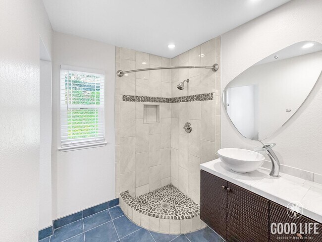 Building Photo - Beautiful 4Bd/2.5Ba Spacious Home in Mission Viejo w/Large Front & Back Yard!