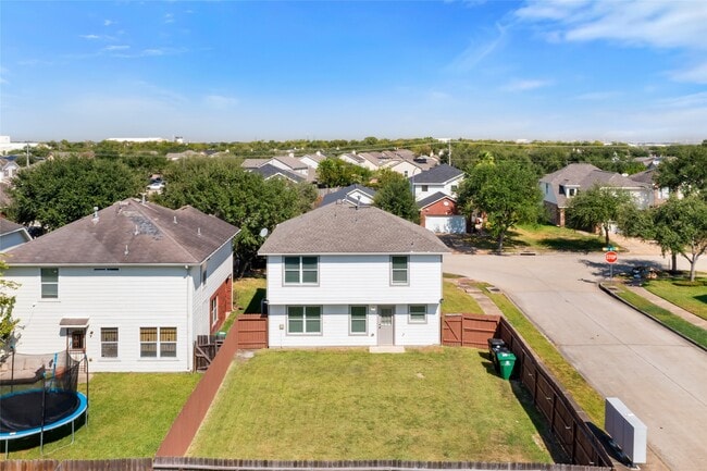 Building Photo - 838 Royal George Ln