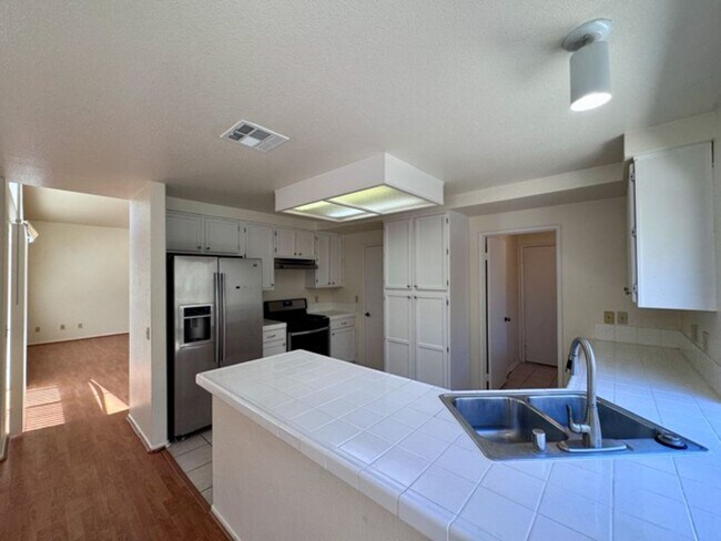 Building Photo - Spacious 3 Bedroom Home with High Ceilings...