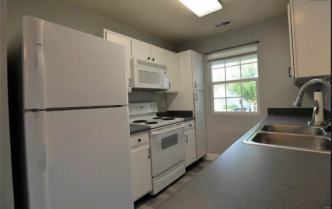Building Photo - 5339 Lakewood Terrace