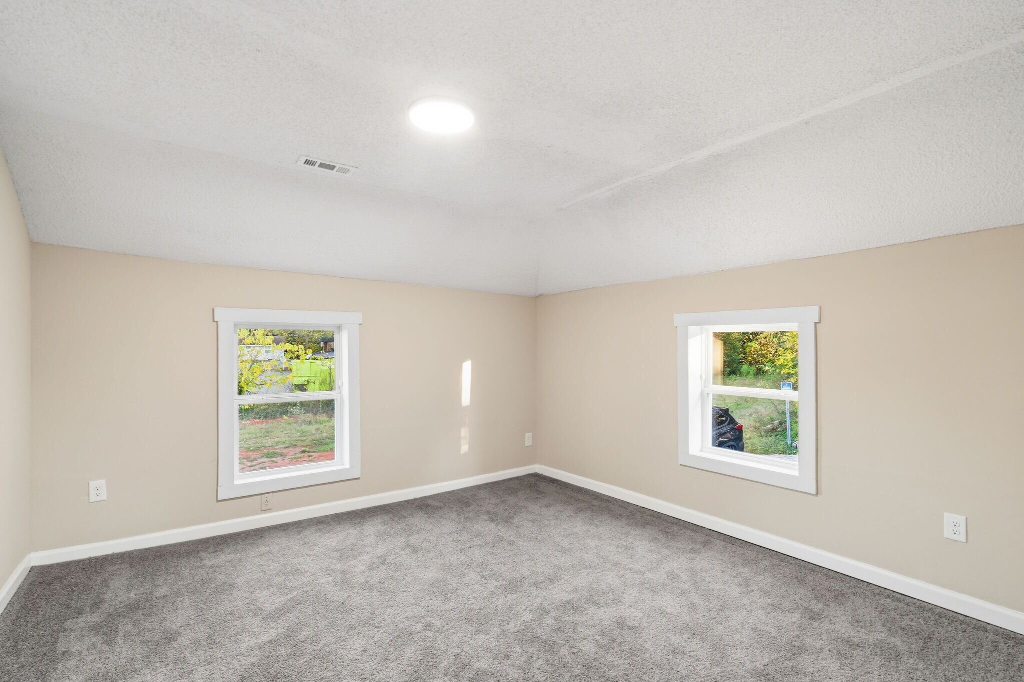 Building Photo - 1310 Oakwood Ave