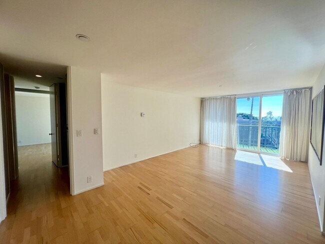 Building Photo - 2 Bed / 2 Bath Condo with Panoramic Ocean ...