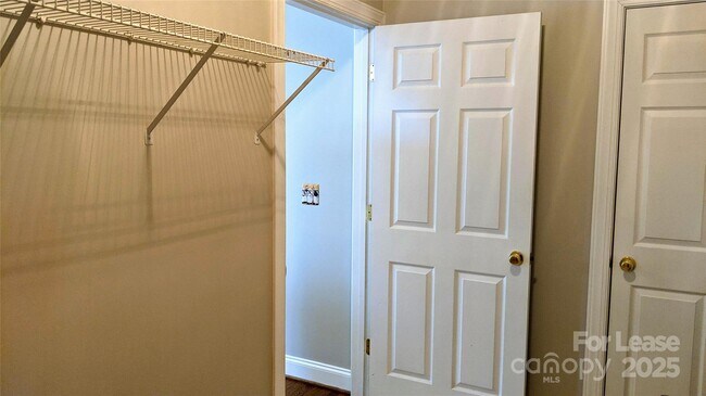 Building Photo - 16007 Kelly Park Cir