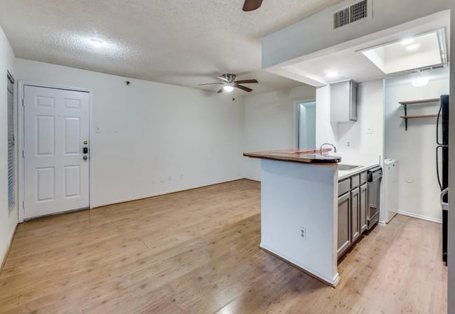 Building Photo - 5916 Gaston Ave