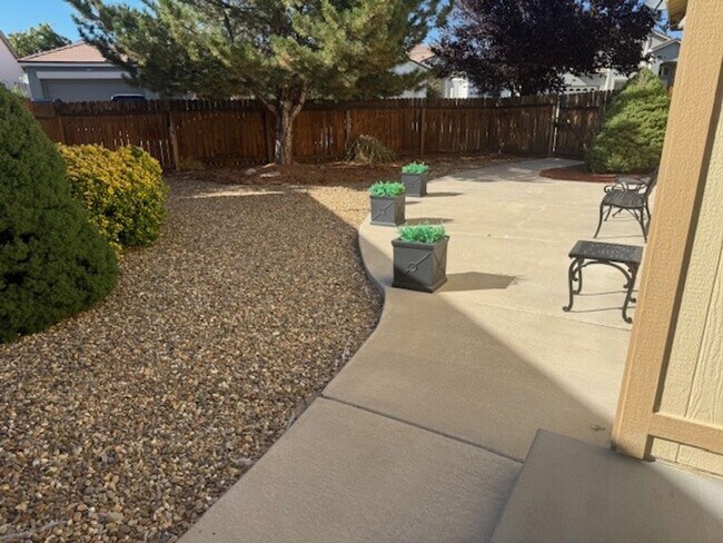 Building Photo - Beautiful Three Bedroom in the Golf Cou...