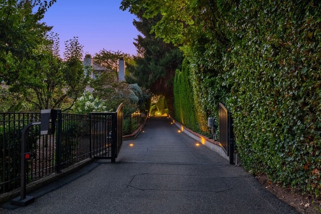 Building Photo - 5bd/5.5ba Yarrow Point Home