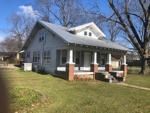 Building Photo - 3 Bedrooms 1 Bath