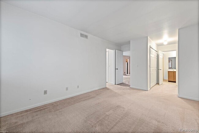 Building Photo - 1049 Country Club Dr