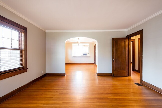 Building Photo - Charming Home in Deer Park Neighborhood