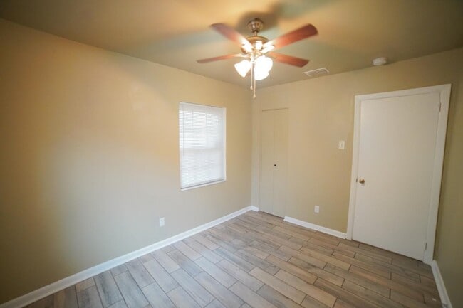 Building Photo - 926 Apache St