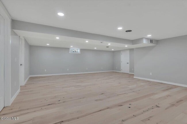 Building Photo - 257 W Circular St