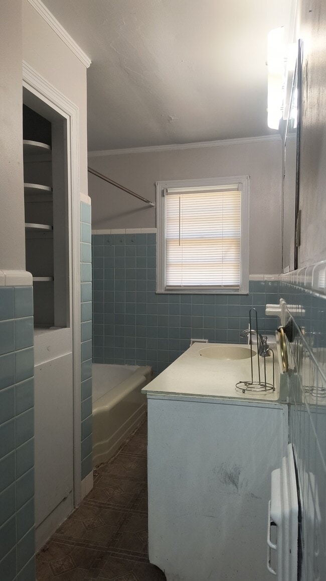 Building Photo - 403 W 35th Ave