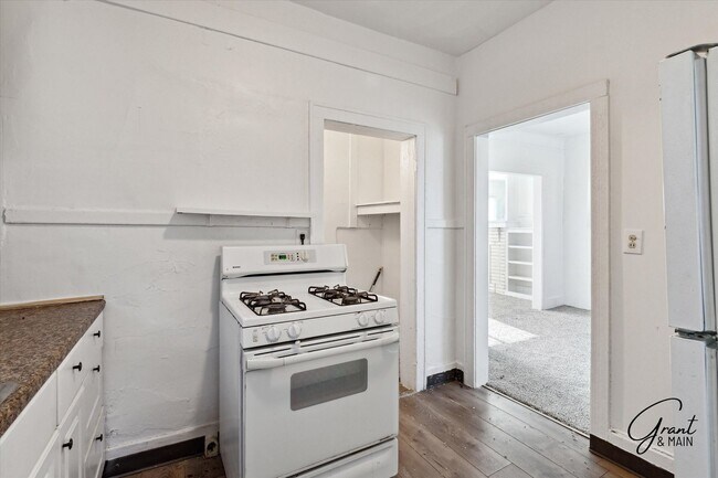 Building Photo - 2 bedroom $1200
