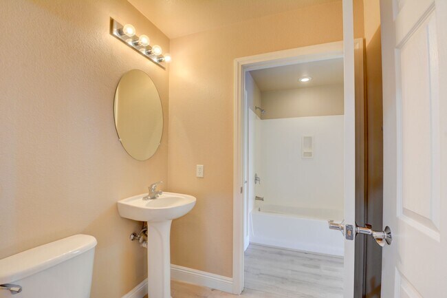 Building Photo - Park Avenue Mid Rise Condo. All HOA Amenities.