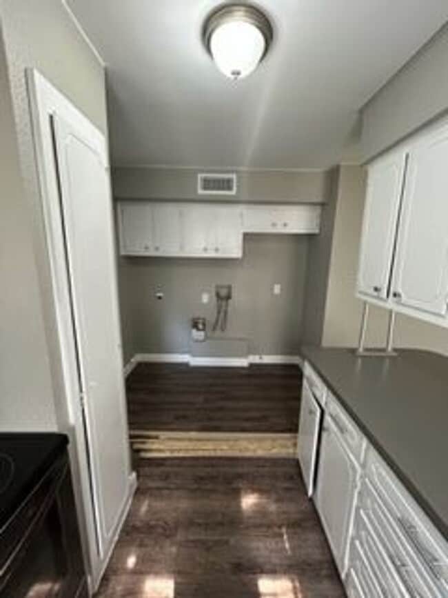 Building Photo - 400 Donnell Dr
