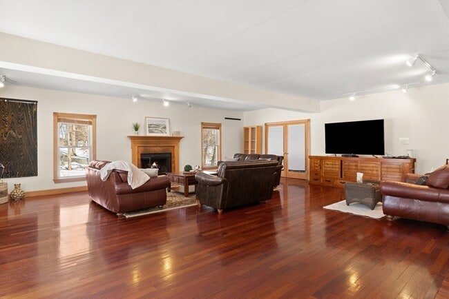 Building Photo - 25 Pleasant St