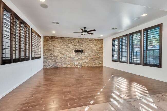 Building Photo - Highly Upgraded SPACIOUS home in desirable Aviano in Desert Ridge!