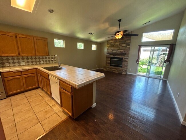 Building Photo - Beautiful 3 Bedroom 2 Bathroom in Farmersville!!
