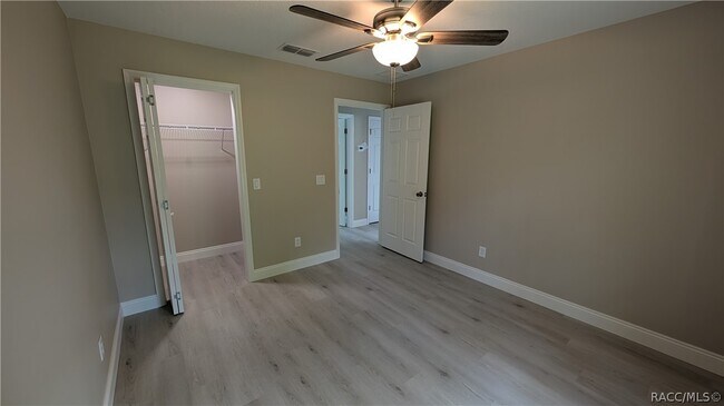 Building Photo - 7708 N Paris Dr