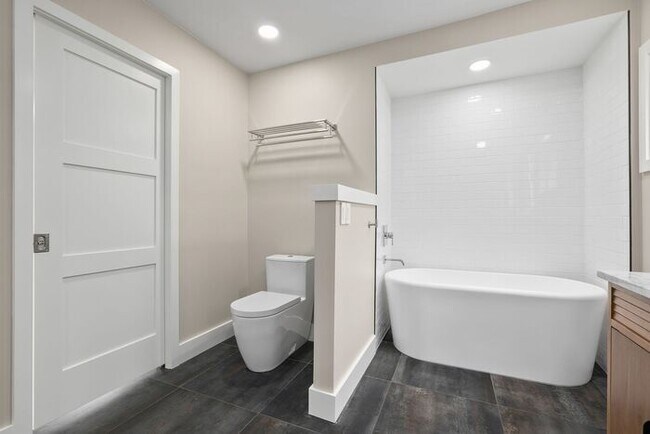 Building Photo - Gorgeous Remodeled West Seattle Craftsman w/ Air Conditioning