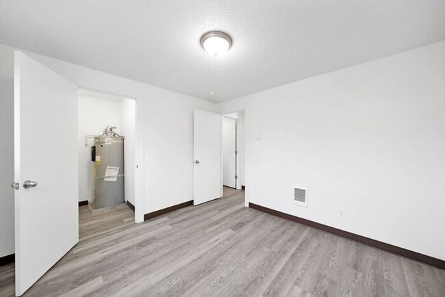 Building Photo - 2 bedroom 1 bath in Milwaukie!!